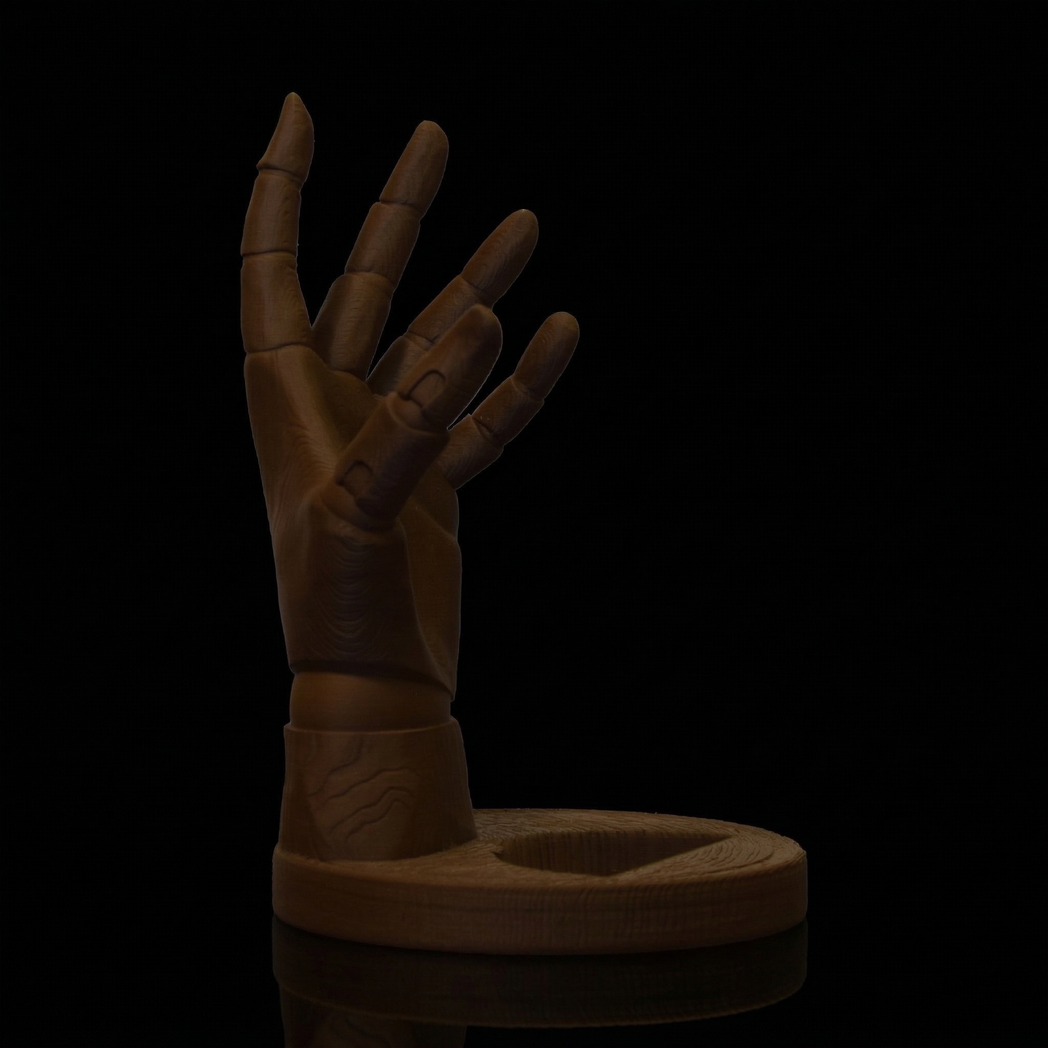 VinoGrip - Weinflaschenhalter in Form einer Holzpuppenhand